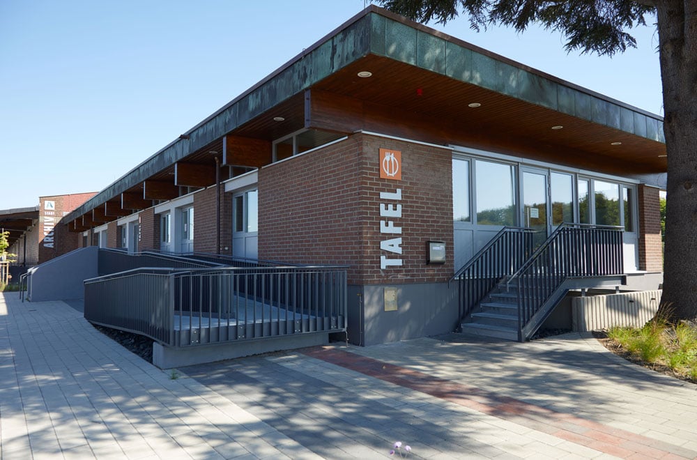 Gebäudebeschriftung aus gefrästen Aludibondplatten