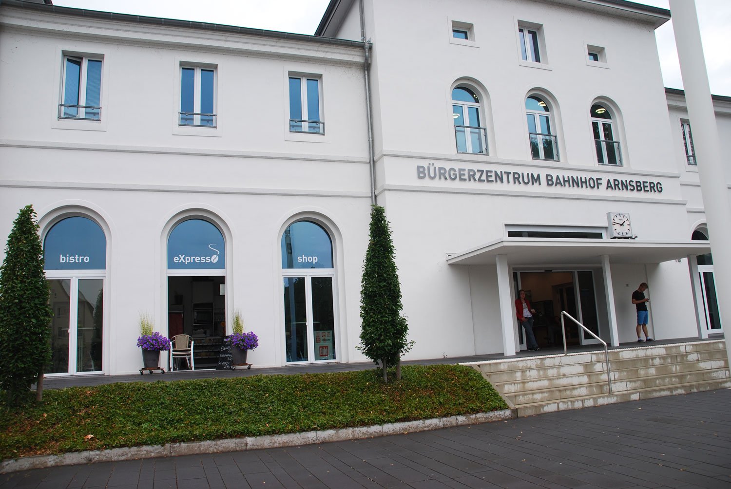 Beschilderung, Fenster- und Gebäudebeschriftung – hier zum Beispiel am Bürgerbahnhof Arnsberg.