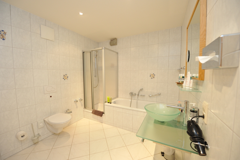 Modern, hell und große Badezimmer