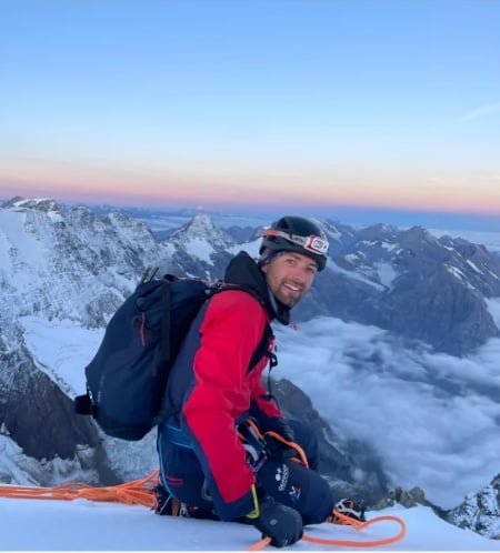 Bergführer Oliver Zurbrügg auf einem Berggipfel im Berner Oberland