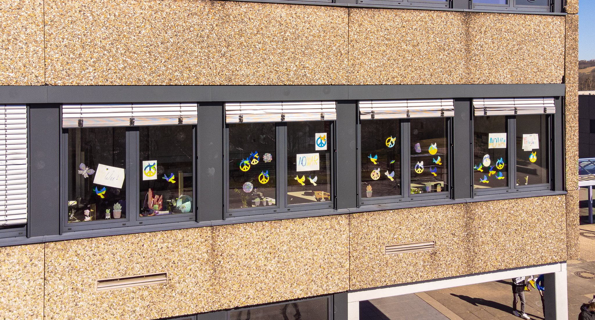 Die Fenster unserer Klassenräume sind... (Bild: Michael Kies)