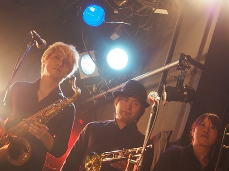 真剣なまなざしのセクションメンバー