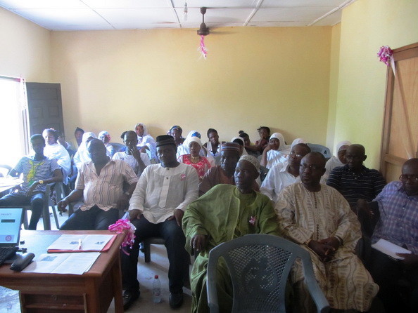 Eltern, Mitglieder und andere interessierte Zuhörer sind gekommen