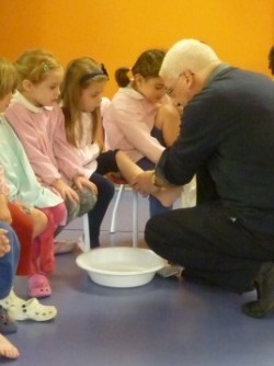 come Gesù, don Giuseppe ci lava i piedi