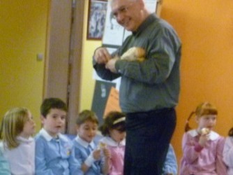 e ne da un pezzo ad ognuno...