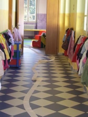 Segui anche tu questa strada di carta. Ti porterà...