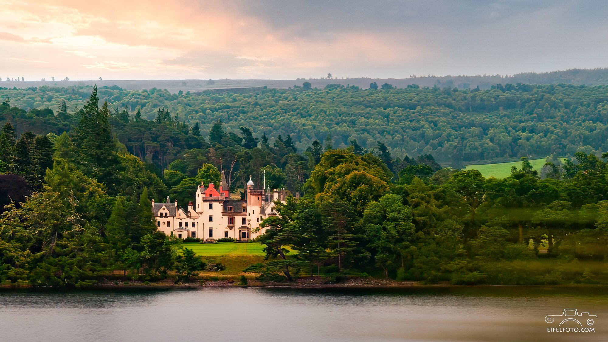 Aldourie castle (Baronialschloss), Loch Ness