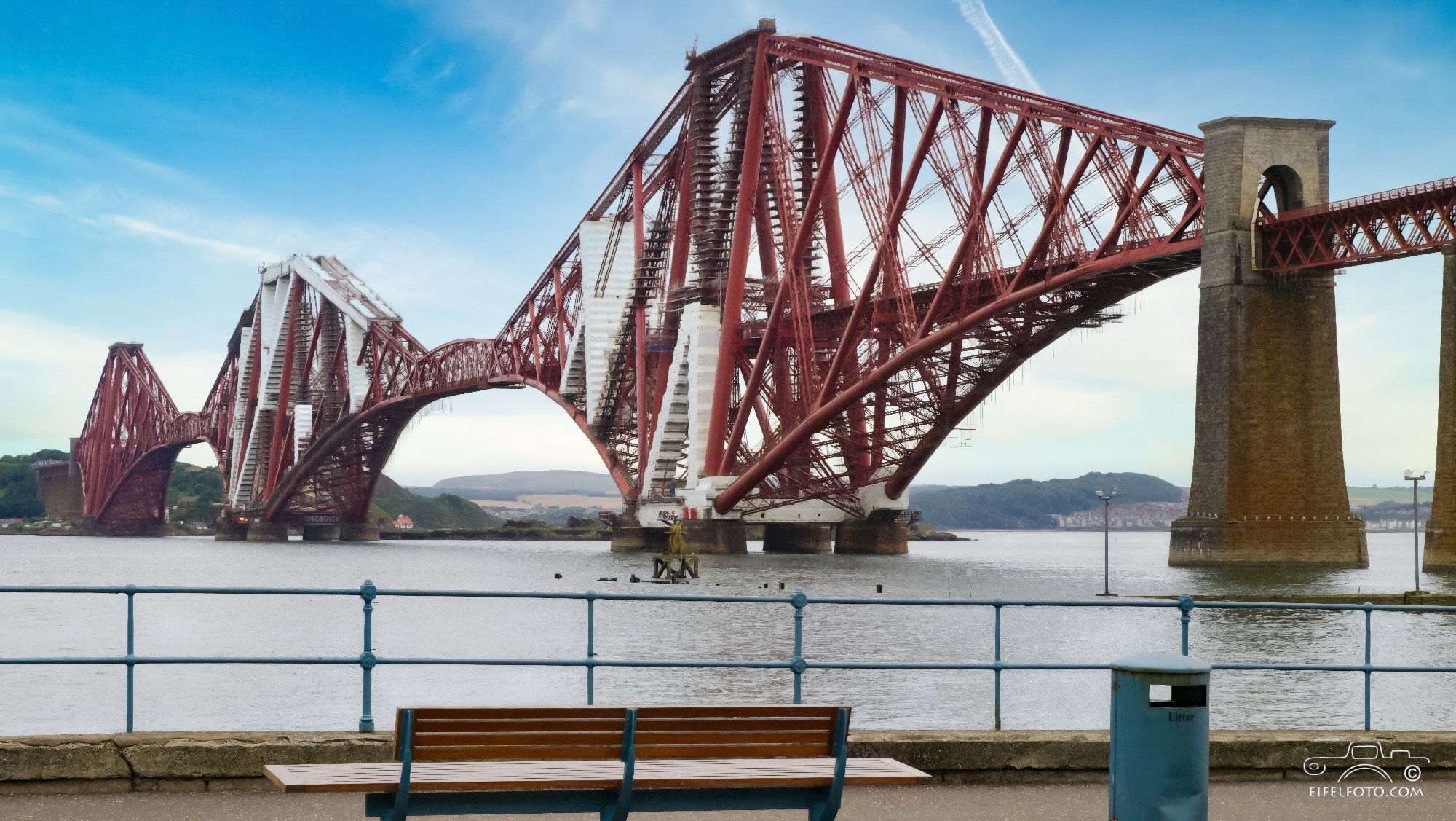 Forth Bridge ist eine zweigleisige Eisenbahnbrücke über den Firth of Forth