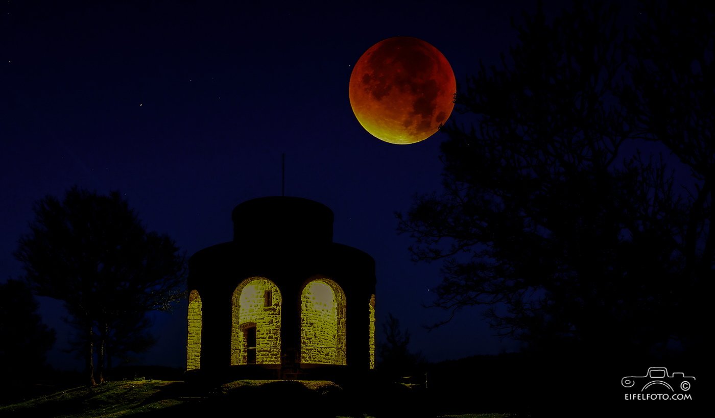 28.09.2015; 04:32 Uhr: Blutmond über Schleiden in der Eifel