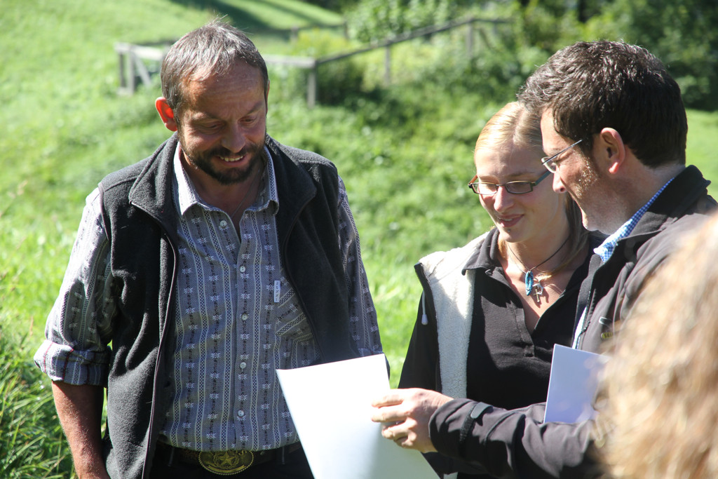 Stefan Otz vom TOI übergibt den Check (Foto: jungfrauzeitung.ch/Irene Thali)