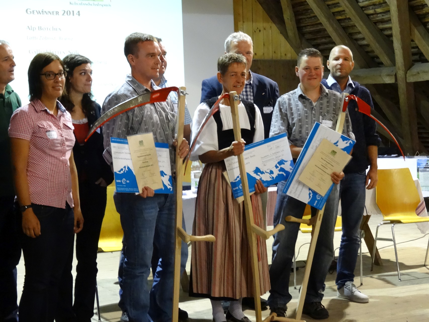 Strahlende Gewinner umrahmt von Tourismusvertretern und Sponsoren