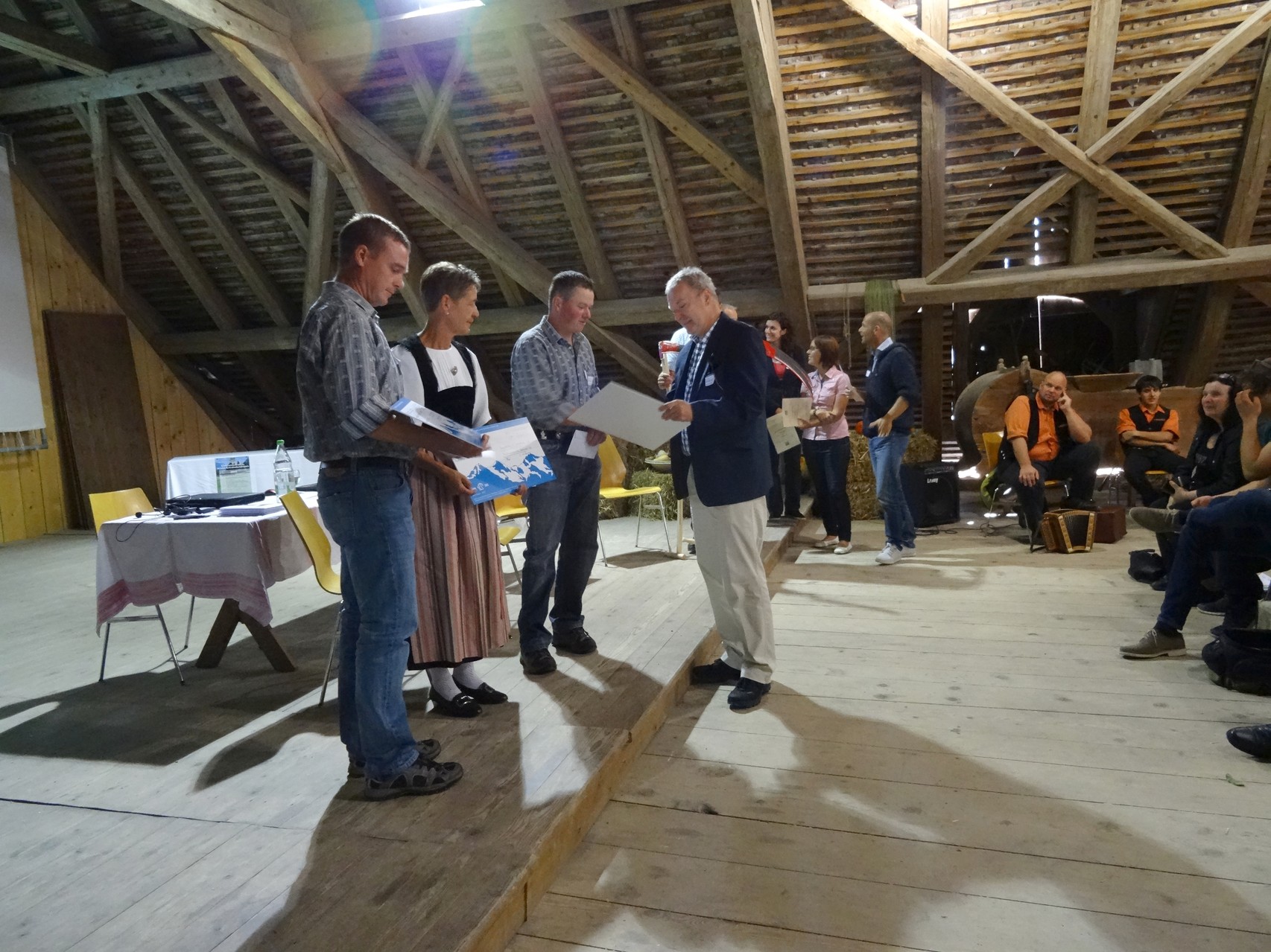 Preisübergabe: Herr Hofstetter der EKI übergibt die Schecks