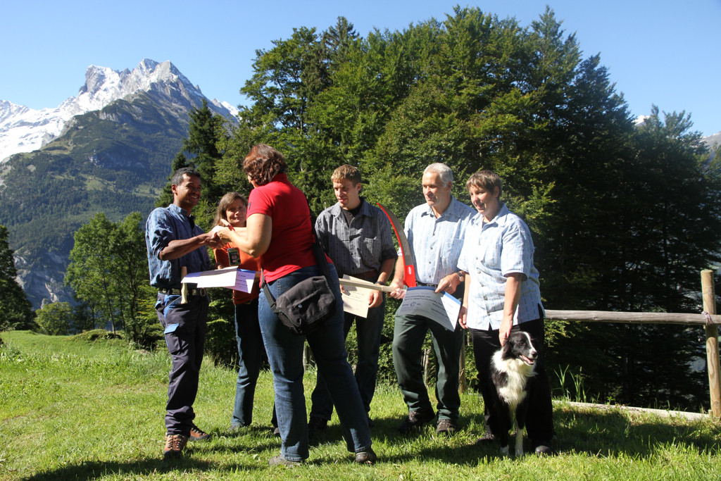 Ursula Mühlemann von Jungfrau Region Marketing AG übergibt den Check (Foto: jungfrauzeitung.ch/Irene Thali)