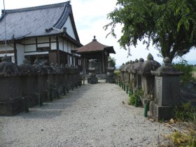 鍋島茂賢夫妻と殉職した家臣の墓