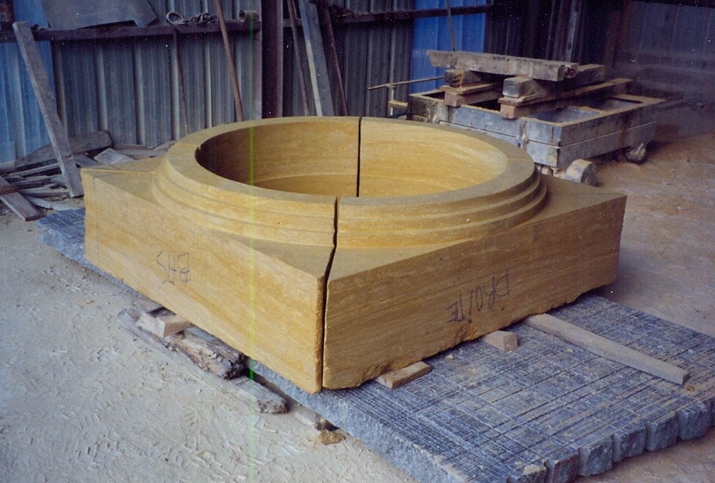 Encadrement de fenêtre ronde en pierre naturelle (Prémontage en atelier)