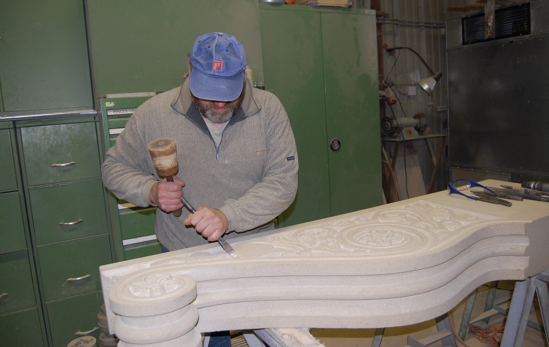 Taille d'une console en pierre Ernzen par Jean-François Mosar