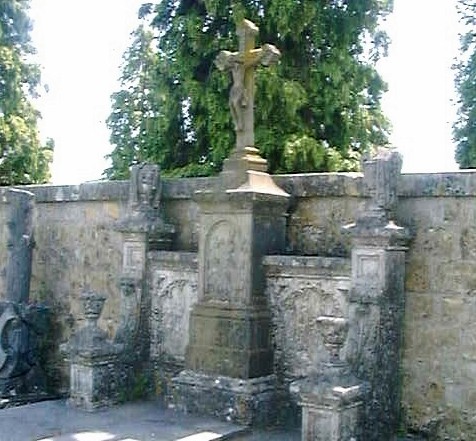 Monument funéraire ancien (environ 150 ans) en pierre naturelle... Avant