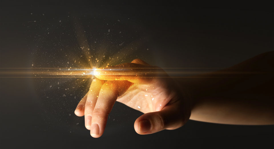 Zeigefinger einer Hand berührt mit der Fingerspitze ein Licht