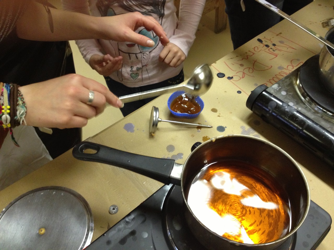 Die neue Farbe Orange wird auch im Kerzenguss fleissig verwendet.