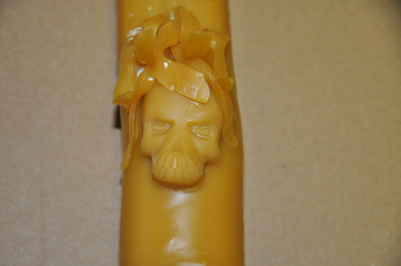 Totenkopf aus Bienenwachs: Kreation von Roger.