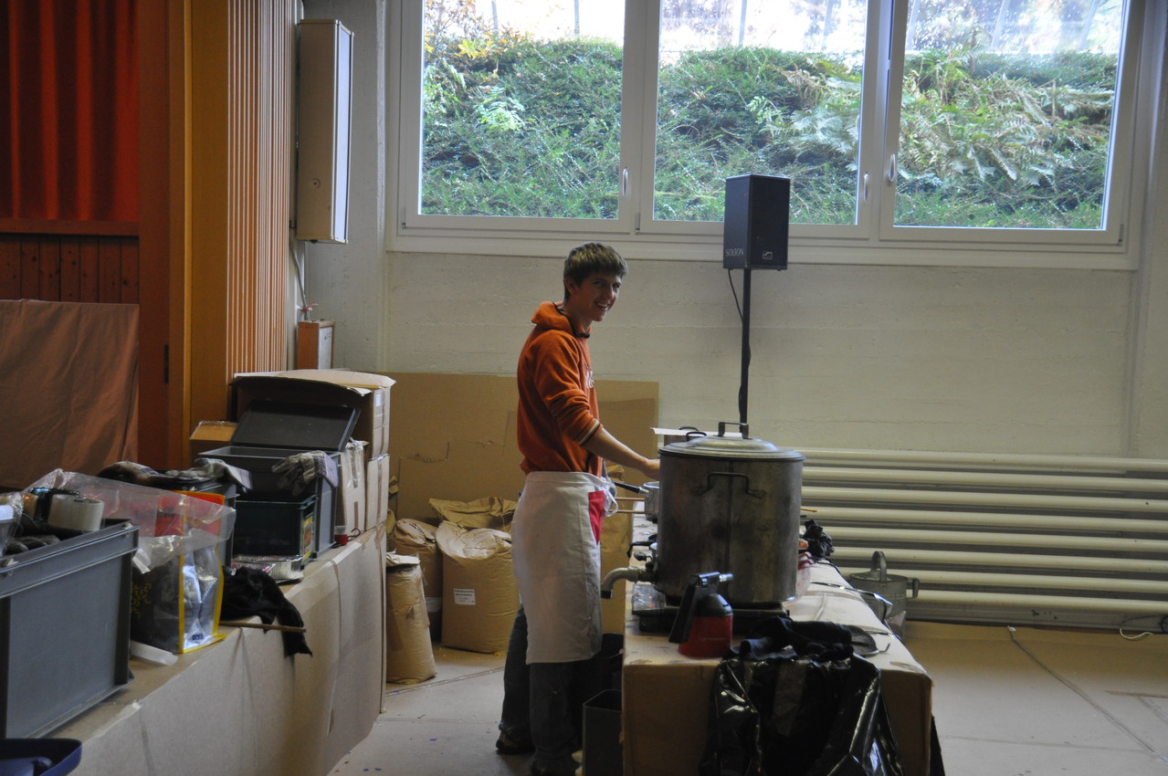 Der Wachsmeister sorgt für ständigen Nachschub.