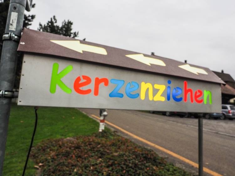 Das Böjuer Kerzenziehen hat auch 2014 wieder viele Leute angezogen.