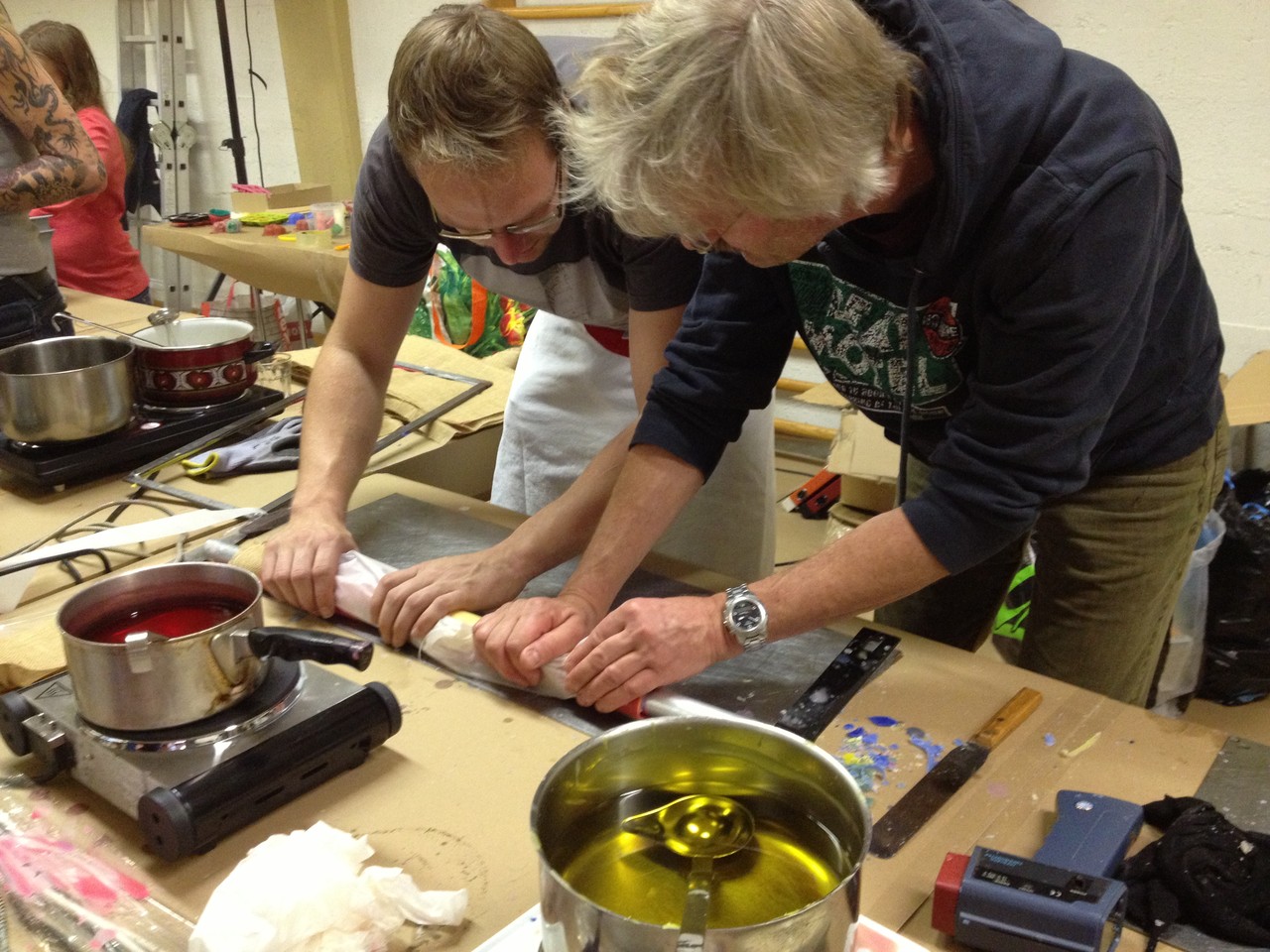 Am Samstag fand das Fackel-Team zwei richtige "Fans": Sie haben zusammen fast zehn Fackeln gerollt, am Schluss ganz ohne Hilfe.