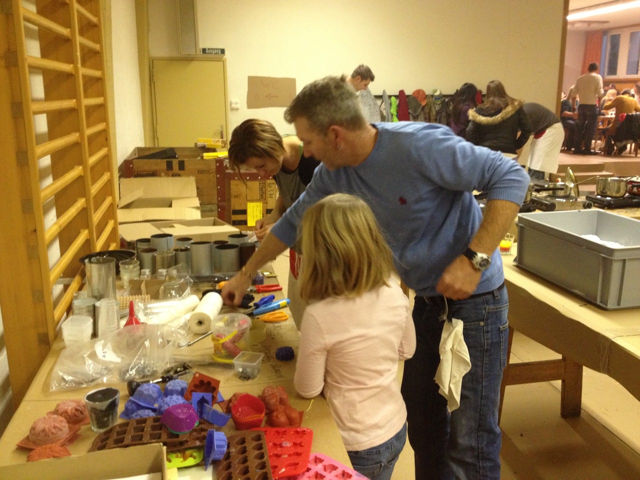 Kunst in den verschiedensten Formen: Söne hat alle Hände voll zu tun mit Wünschen und Ideen der Kunden beim Kerzenguss.