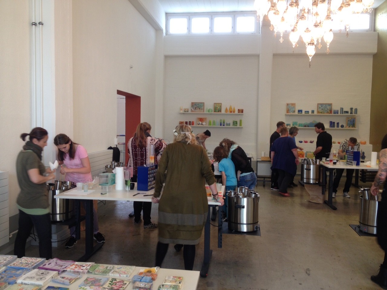 Das Kerzenziehen-Team im Workshop-Raum der Firma Extragon in Zürich.