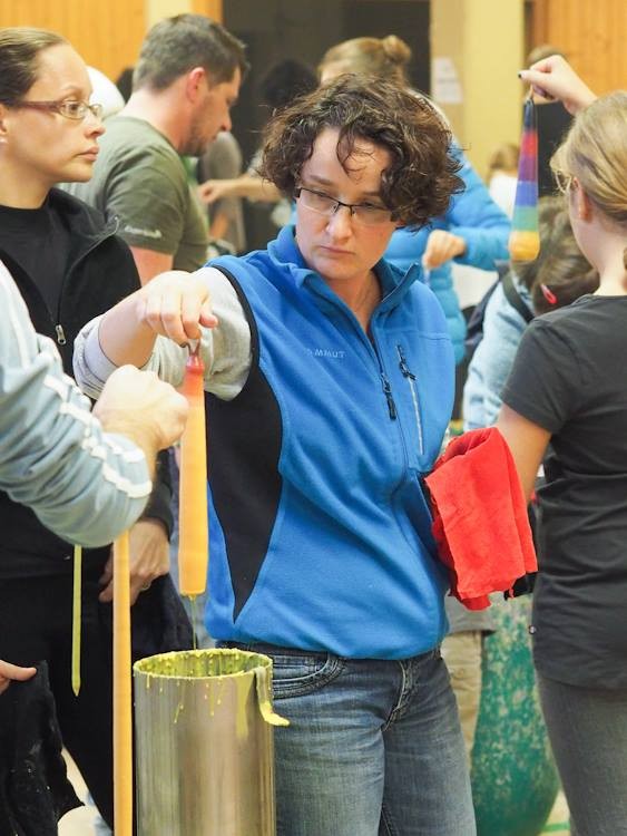 Acht Farben zur Auswahl: Konzentration bei Kerzen ziehen.