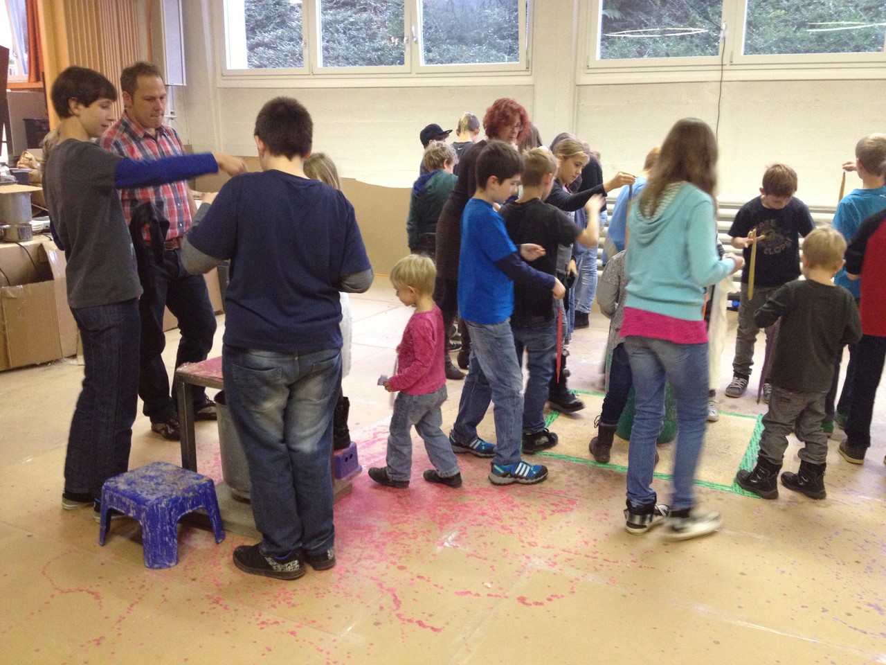 Es hat Platz für viele Beine und Arme: Die Farb-Wachs-Kübel sind grosszügig verteilt.