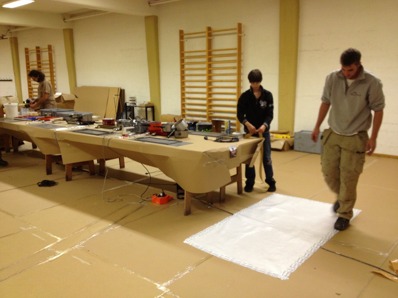 An diesem Tisch werden Fackeln gerollt.