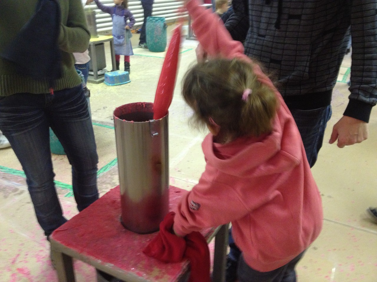 Für die kleinsten Künstler haben wir auch kleine Stufen bereit: So dass jeder seine Kerze ins Wachs tauchen kann...