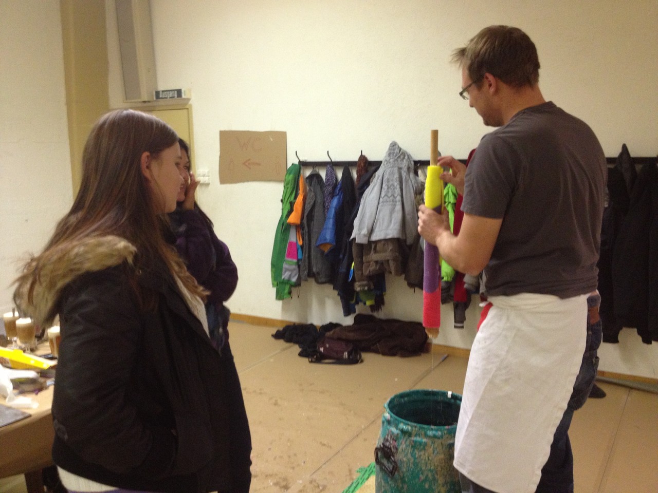 Wenn's gut kommt, dann kommt's etwa so: Kusi "Fackel-Sheriff" Hintermann präsentiert zwei Kundinnen ihr vollendetes Werk.