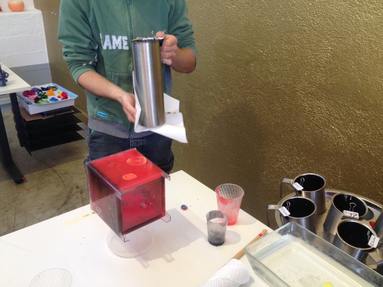 Es entstehen Kunstwerke: Unter anderem solche Laternen aus Wachs...