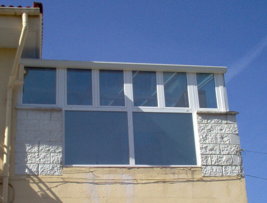 Ventanal frontal con rotura de puente térmico de 52 mm