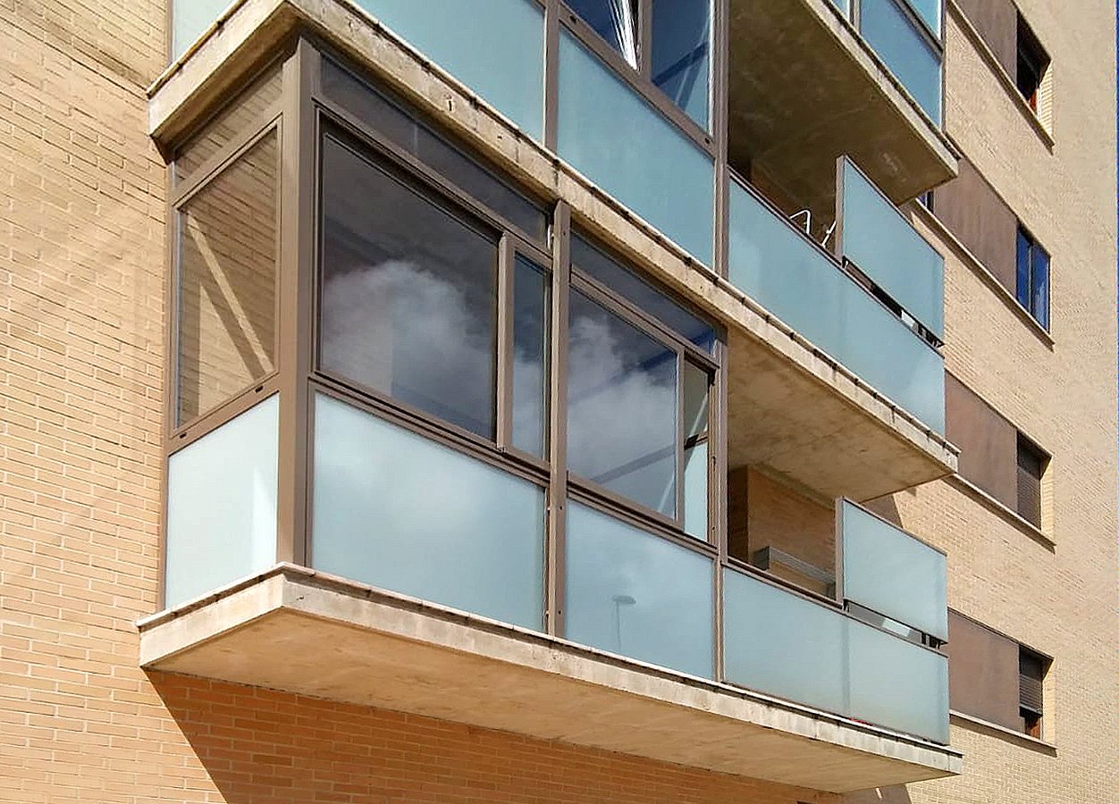 Cerramiento de terraza de aluminio en Sarriguren, Navarra
