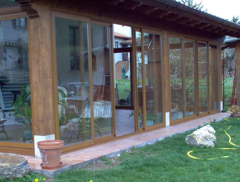 Puertas correderas de aluminio en color embero