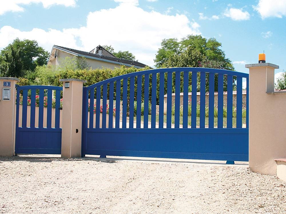 Puerta corredera modelo CORFÚ mixta en color azul