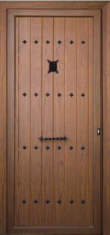 Puerta visor con clavos