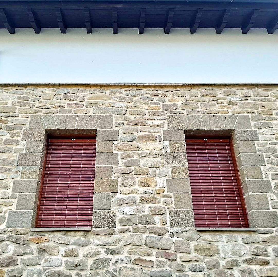 Persianas alicantinas de madera en Pamplona