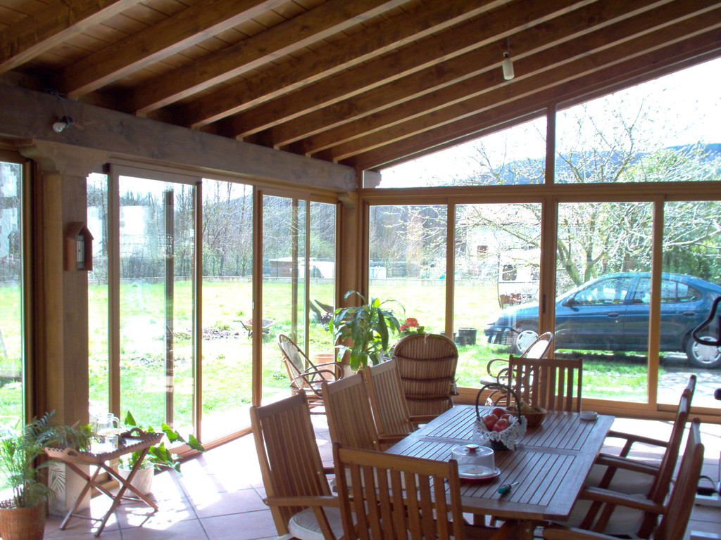 Interior de porche con aperturas correderas