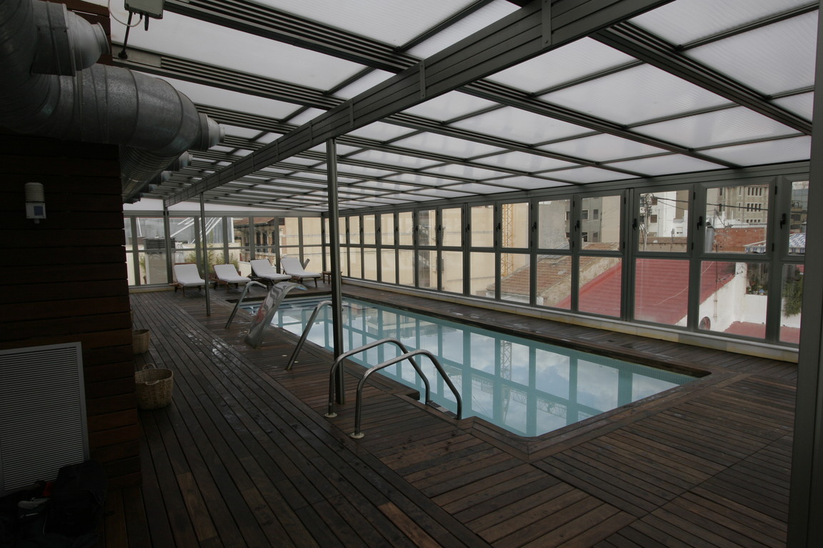 Piscina cubierta con techo móvil