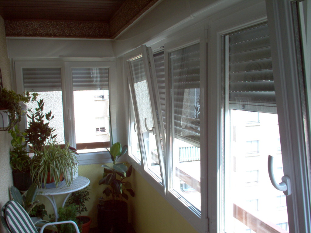 Cerramiento de terraza con perfilería de pvc Kommerling en color blanco