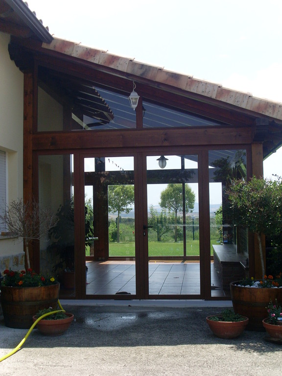 Porche de teja con cierres de aluminio