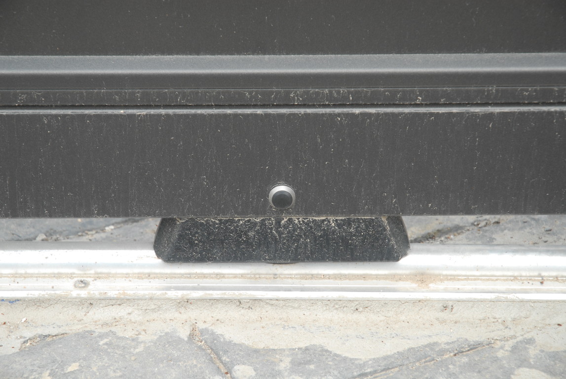 Detalle de rueda de puerta corredera de aluminio