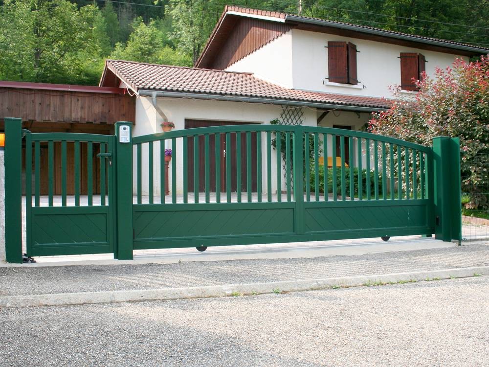 Puerta corredera modelo CORFÚ mixta en color verde