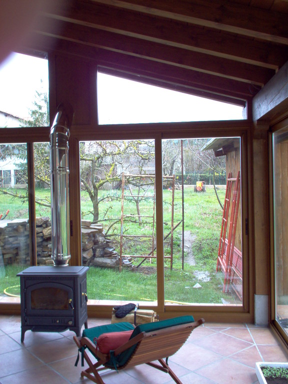 Puertas correderas en porche de madera