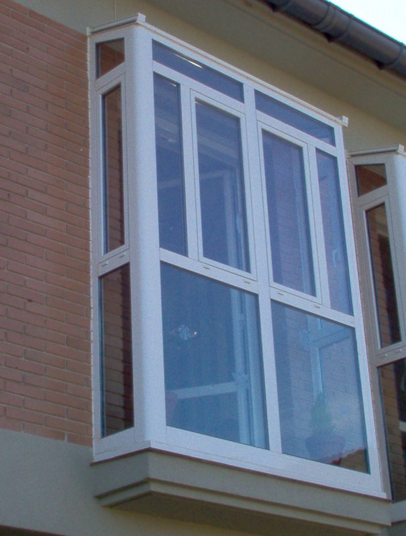 Mirador en aluminio blanco en Hernani, Guipúzcoa