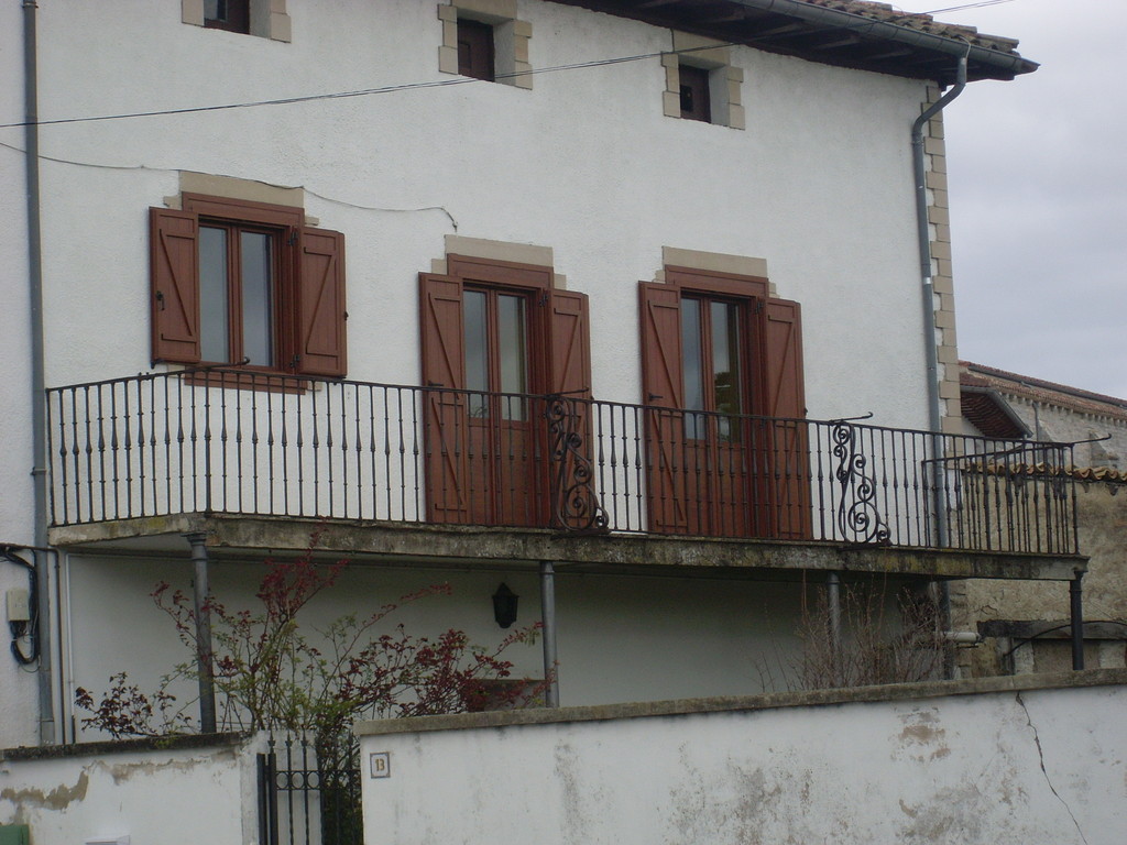 Contraventanas rústicas en Ororbia, Navarra